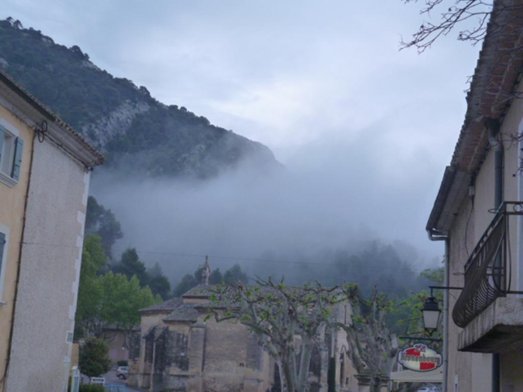 Gite Fa Mille Maison Bleu Robion en Luberon Exterior photo
